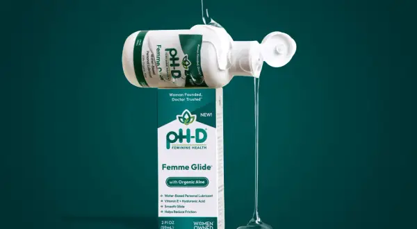 Płynny lubrykant Femme Glide™ z aloesem organicznym, wylewający się z butelki, zapewnia gładkość i komfort.