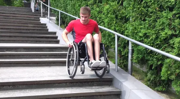 Jak wjechać wózkiem inwalidzkim po schodach bezpiecznie i skutecznie