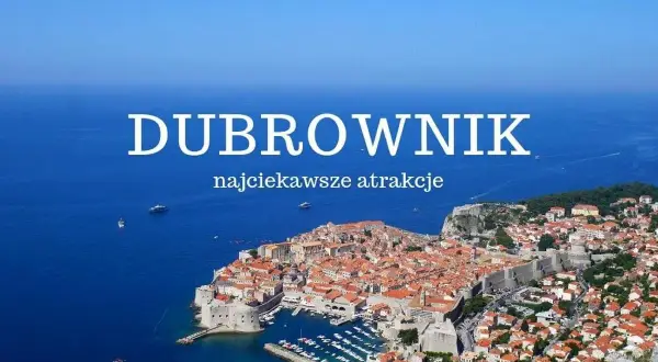 Widok na Dubrownik i jego okolice z góry. Miasto z czerwonymi dachami, otoczone murami obronnymi, leży nad turkusowym morzem.