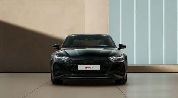Czarny Audi RS7 prezentuje swoją agresywną sylwetkę. Sprawdź, jaka jest audi rs7 cena i zacznij marzyć o tym aucie.