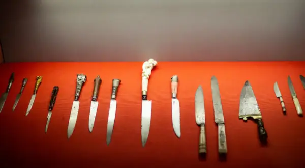 Ausstellung im Klingenmuseum Solingen: Eine Reihe historischer Messer mit kunstvollen Griffen auf rotem Samt.