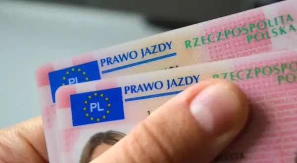 Dwa polskie prawa jazdy w ręce. Marzenie o prawie jazdy 17 lat staje się rzeczywistością.