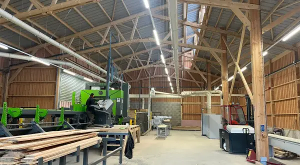 Aménagement d'un plan atelier menuiserie avec machines, bois et chariot élévateur.