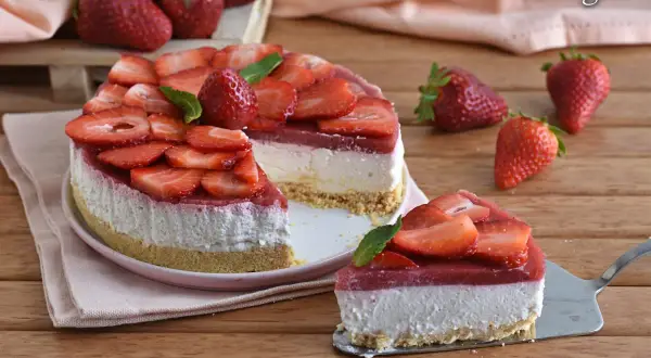 Cheesecake alle fragole, un dolce fresco e goloso con strati cremosi e fragole succose. Perfetto per ogni occasione.