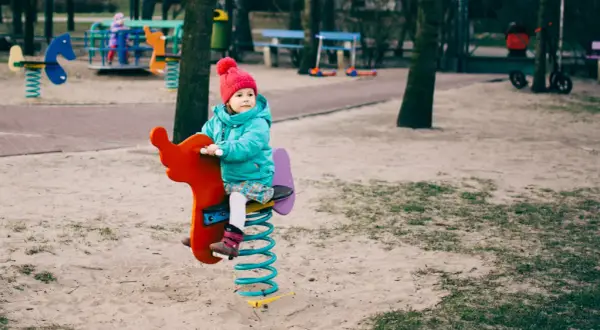 Czy można się bawić na placu zabaw? Pełny przewodnik dla rodziców.