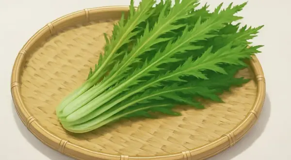 Un fascio di foglie verdi e frastagliate di mizuna insalata riposa su un cestino di bambù intrecciato.