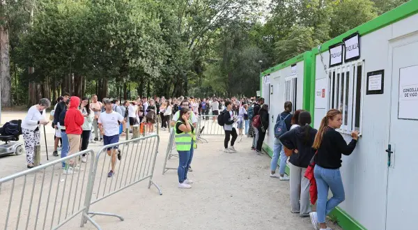 Larga cola de gente esperando en las taquillas del auditorio de Castrelos para comprar entradas.