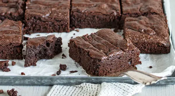 Saftige Brownies, frisch aus dem Ofen, ein Traum für jeden Schokoladenliebhaber. Dieses brownie rezept saftig ist einfach perfekt.
