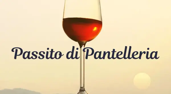 Kieliszek z bursztynowym winem, idealnym na zachód słońca. Napis "Passito di Pantelleria" dodaje mu elegancji.