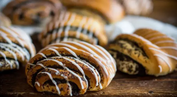 Słodka drożdżówka z makiem, polana lukrem. Idealna na przekąskę, choć warto sprawdzić jej drożdżówka z makiem kcal.