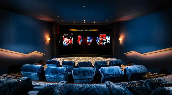 Co to kino IMAX? Odkryj wyjątkowe wrażenia filmowe i różnice