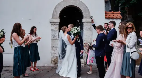 Ślub pary z bańkami mydlanymi. Czy warto brać ślub jednostronny z osobą niewierzącą? Warunki i refleksje.
