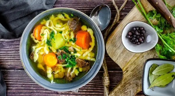 Herzhafter Gaisburger Marsch mit Spätzle, Rindfleisch und Karotten, garniert mit Petersilie.