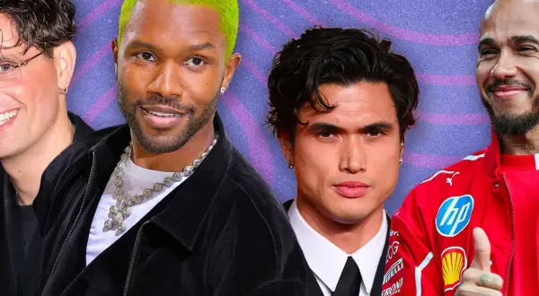 Quatre hommes célèbres, chacun avec une coupe de cheveux homme distinctive. L'un arbore une chevelure verte vibrante, un autre un style plus classique.