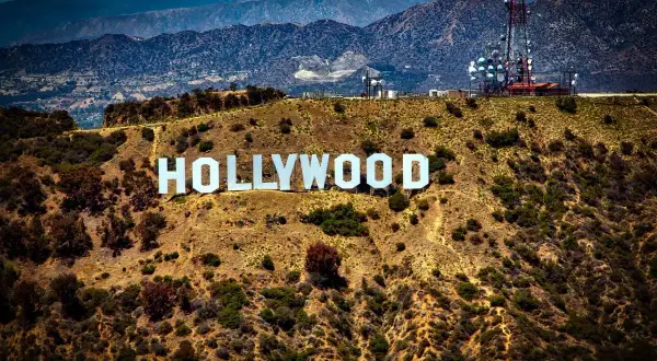 Słynny napis HOLLYWOOD na wzgórzu, który odpowiada na pytanie, gdzie leży Hollywood. W tle góry i wieża telekomunikacyjna.
