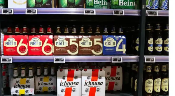 Scaffali pieni di birre, tra cui le birre più vendute in Italia: Poretti, Ichnusa e Beck's.
