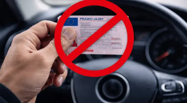 Ręka trzyma prawo jazdy z przekreśleniem. Zastanawiasz się, gdzie sprawdzić czy masz zakaz prowadzenia pojazdów mechanicznych?