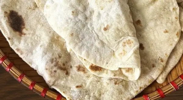 Domowy lawasz przepis na pyszny, cienki placek. Idealny do wrapów i jako dodatek do dań.