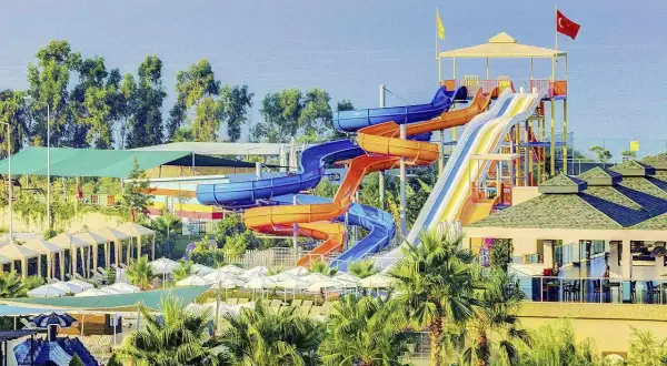 Kolorowe zjeżdżalnie wodne w TUI Magic Life Jacaranda. Opinie gości chwalą ten raj wodny.