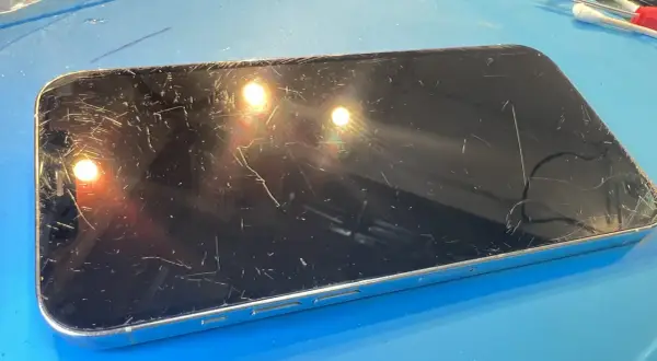 Telefon z licznymi zarysowaniami na ekranie, przygotowany do polerowania.