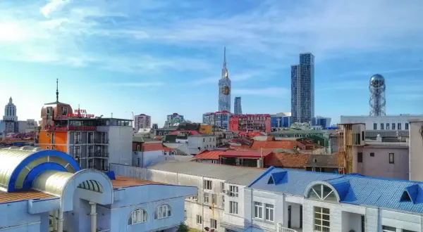 Widok na nowoczesne budynki i dachy w Batumi, stolicy Adżarii. W tle wysokie wieżowce i charakterystyczna wieża.