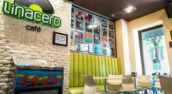 El café Linacero en Zaragoza, con decoración de vinilos y un toque retro.