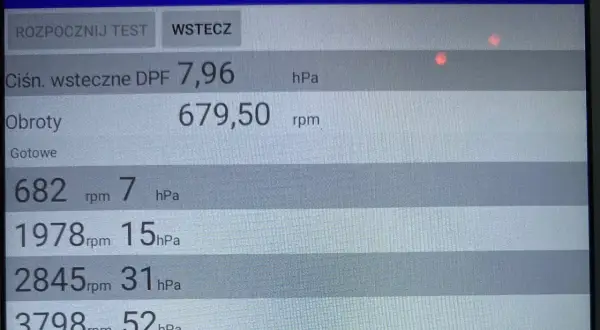 Pomiar ciśnienia wstecznego DPF w BMW. Wynik 7,96 hPa. Test pokazuje wzrost ciśnienia wraz ze wzrostem obrotów, co może sugerować pewną ilość sadzy.