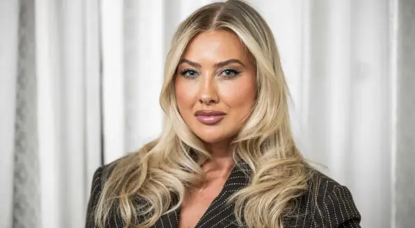 Hanna, en svensk influencer, poserar i en randig kavaj.