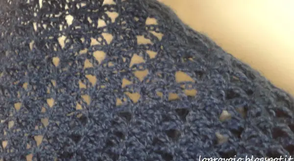 Stola uncinetto elegante, un capo in lana blu con un motivo traforato che dona leggerezza e raffinatezza.