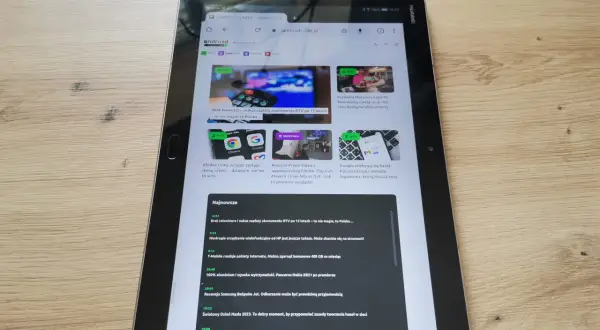 Tablet Huawei z artykułem o tym, jak wgrać nowego Androida na stary tablet. Widoczne strony z nowościami technologicznymi.