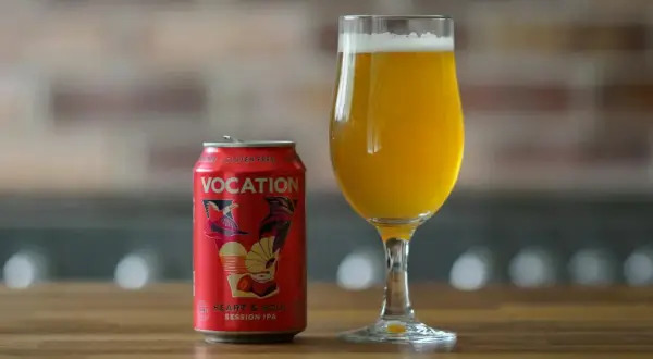 Czerwona puszka piwa Vocation Heart & Soul Session IPA z napisem "Gluten Free" obok szklanki z bursztynowym piwem. To piwo nie ma glutenu.