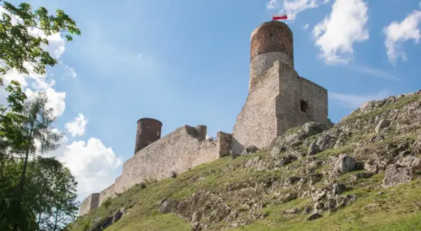 Co zwiedzić w Świętokrzyskiem? Przewodnik po górach, zamkach i atrakcjach