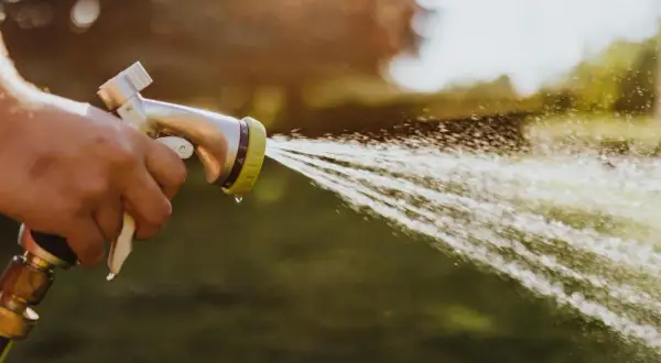 Zrób zraszacz do wody DIY: łatwy przewodnik krok po kroku