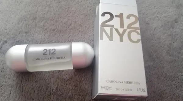Perfumy Carolina Herrera 212 NYC 100ml w eleganckim, srebrnym flakonie i pudełku.