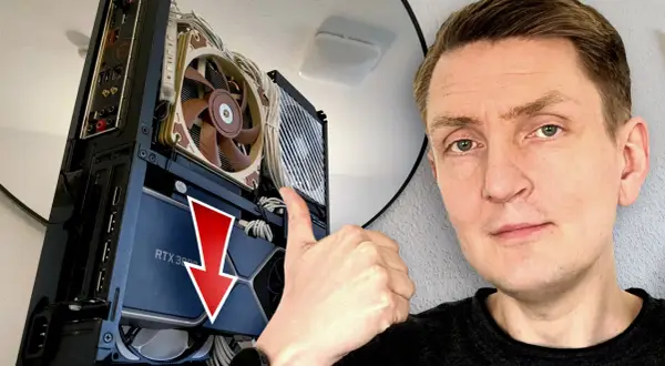 Mann zeigt Daumen hoch neben PC-Gehäuse. Grafikkarte Anschluss Mainboard ist gut sichtbar.