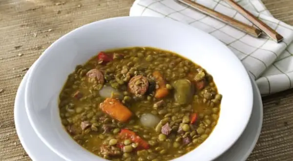 Plato de lentejas con chorizo, zanahoria y pimiento. ¡Un plato delicioso que se pueden congelar las lentejas para tener siempre a mano!