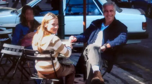 Jeffrey Epstein i młoda kobieta siedzą przy stoliku. Scena przypomina ujęcie z filmu "Wyspa Epsteina".