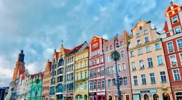 Kolorowe kamienice na Rynku we Wrocławiu, jednym z najpiękniejszych i najbardziej **ciekawe miasta w Polsce**.