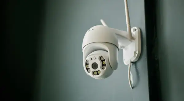 Caméra Avidsen blanche fixée au mur, prête à vous montrer comment connecter une caméra Avidsen en wifi pour une surveillance à distance.
