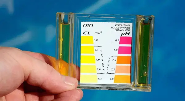 Test per il ph alto piscina: la striscia reagente mostra un colore che indica un valore di pH leggermente alcalino, da correggere per un'acqua ottimale.