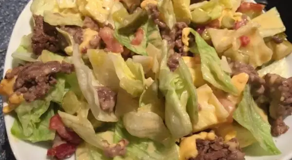 Big Mac Salat: Kult-Geschmack ohne Brötchen Einfaches Rezept
