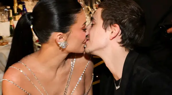 Timothée Chalamet und Kylie Jenner küssen sich bei einer glamourösen Veranstaltung.