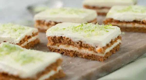 Små bitar av saftig morotskaka med krämig frosting och rivet limeskal. Perfekt för ett enkelt morotskaka recept.