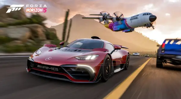 Roter Supersportwagen rast auf einer Straße, ein buntes Flugzeug fliegt darüber. Ein spannender Forza Horizon 5 Test.