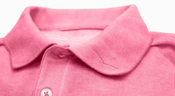 Collo di una camicia polo rosa. Scopri come lavare le camicie a mano per mantenerle perfette.