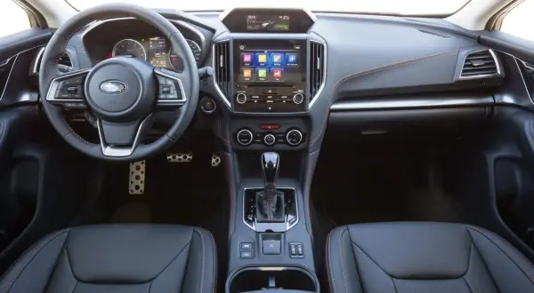 Wnętrze Subaru XV: skórzana tapicerka, ekran multimedialny i kierownica. Wiele osób szuka subaru xv opinie, by poznać ten model.