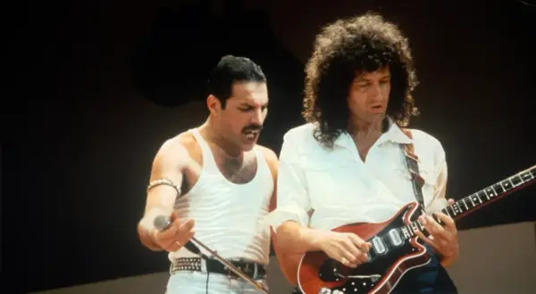 Freddie Mercury i Brian May z Queen podczas legendarnego koncertu Live Aid.
