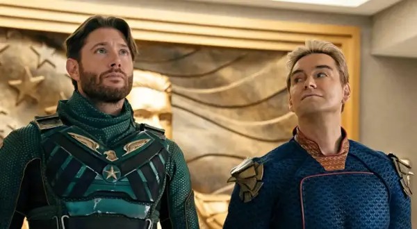 Homelander und Soldier Boy blicken nach oben, bereit für die neue Staffel von "The Boys".
