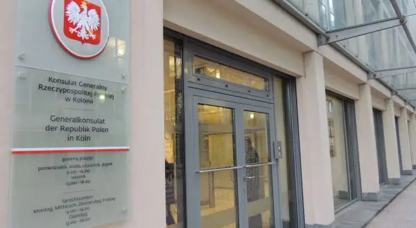 Tablica informacyjna Konsulatu Generalnego RP w Kolonii. To nie ambasada, a placówka dyplomatyczna niższego szczebla.