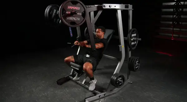 Man tränar decline press på ett gym.